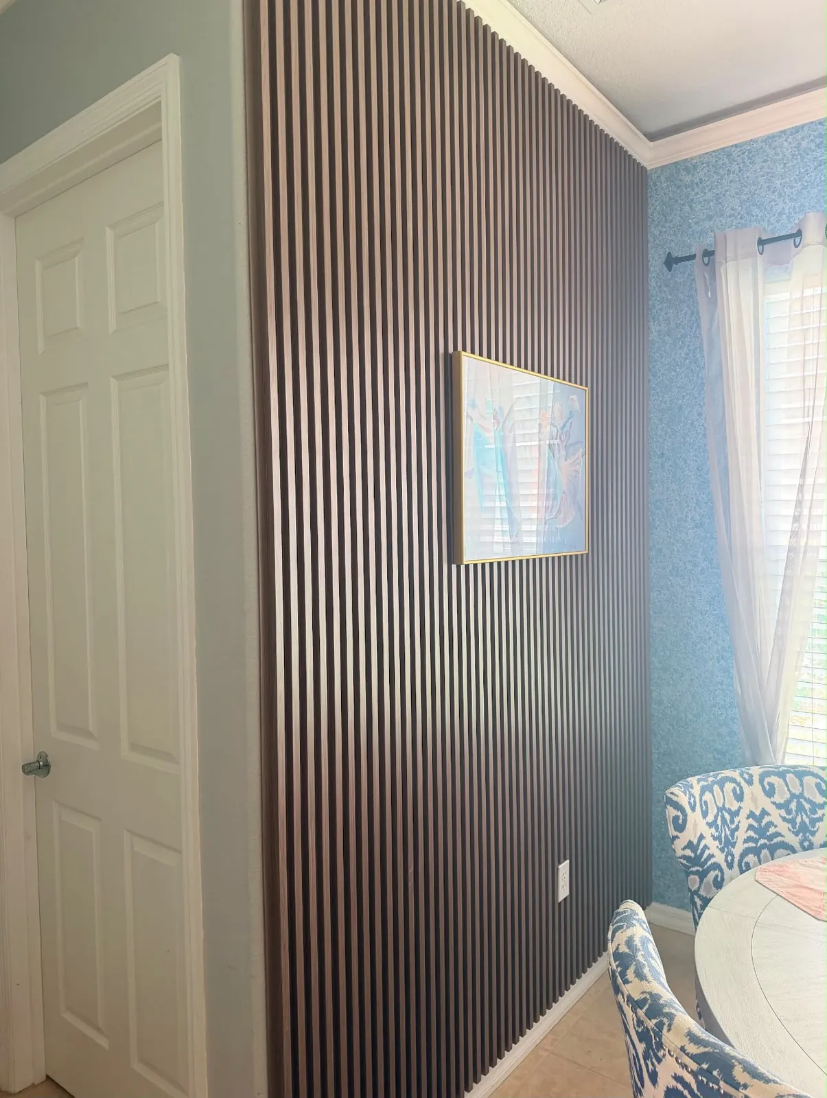 Wood slat accent wall in a Florida dining room by Life Decor